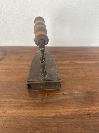 Plancha antigua de hierro con mango de madera