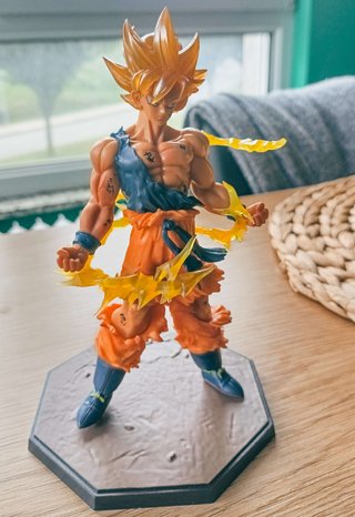 Goku Super Saiyan - Battle Damage (16cm) + Efectos