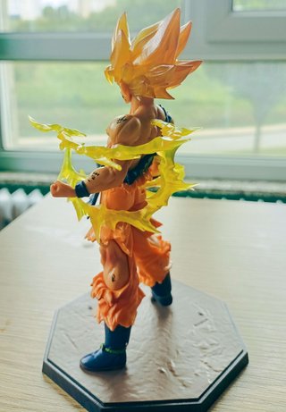 Goku Super Saiyan - Battle Damage (16cm) + Efectos