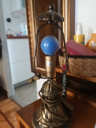 Lámpara de mesa dorada