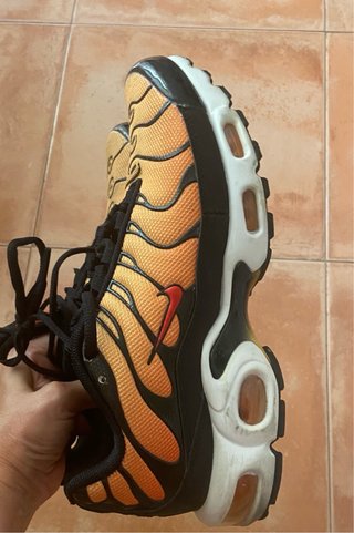 Zapatilla Nike Air Max Plus TN Negra Naranja