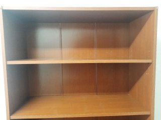 Estantería de madera marrón
