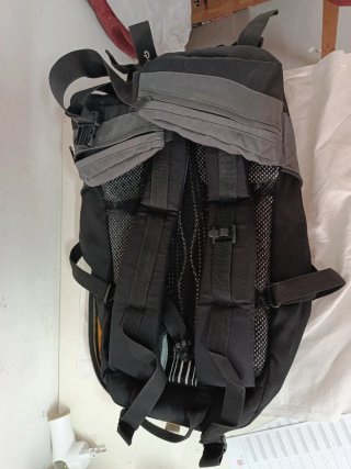 Mochila Quechua Negra y Amarilla