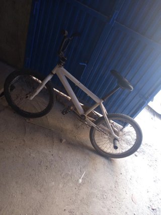 Bicicleta BMX blanca