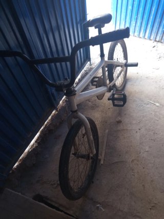 Bicicleta BMX blanca