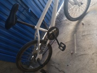Bicicleta BMX blanca