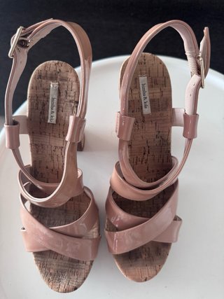 Sandalias Bimba y Lola rosa nude y suela corcho