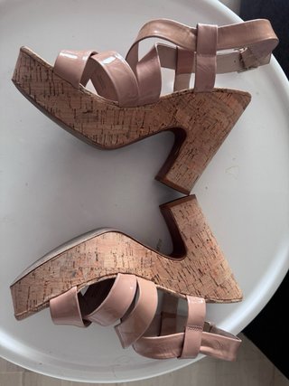 Sandalias Bimba y Lola rosa nude y suela corcho