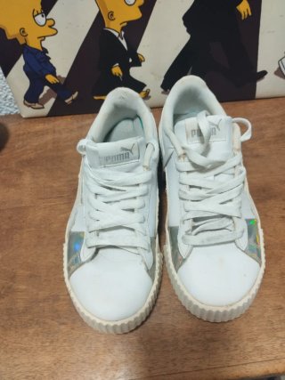 Zapatillas Puma Blancas y Plateadas