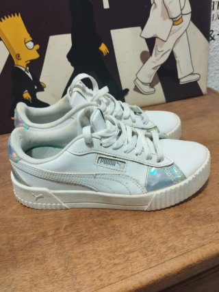 Zapatillas Puma Blancas y Plateadas