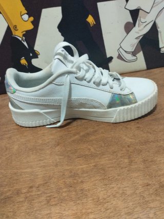 Zapatillas Puma Blancas y Plateadas