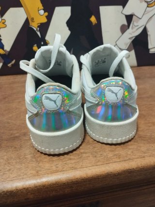 Zapatillas Puma Blancas y Plateadas
