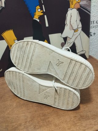 Zapatillas Puma Blancas y Plateadas