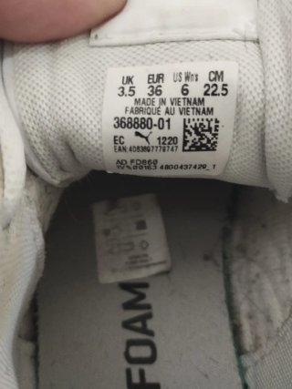 Zapatillas Puma Blancas y Plateadas