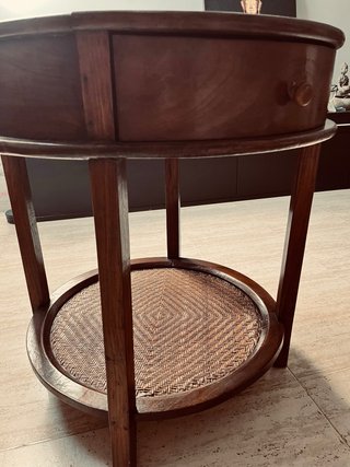 Mesa auxiliar colonial ratán y madera