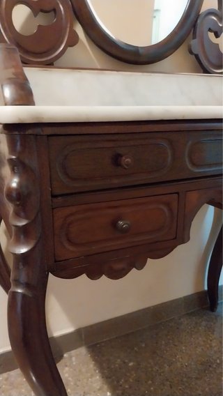 Tocador antiguo madera y mármol