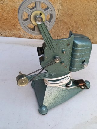 Proyector Jefe Super + 8 Películas 9,5 mm