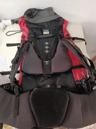 Mochila Quechua Negra y Roja