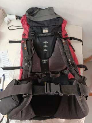 Mochila Quechua Negra y Roja