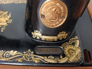Máquina de coser Singer antigua con mueble