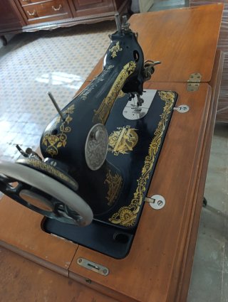 Máquina de coser Singer antigua con mueble