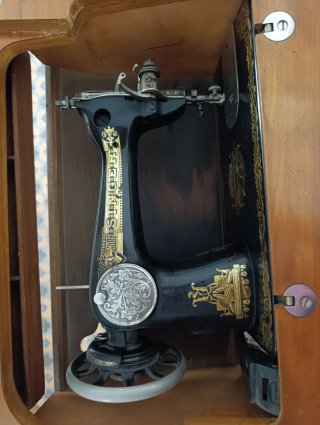 Máquina de coser Singer antigua con mueble