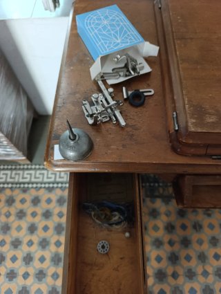 Máquina de coser Singer antigua con mueble