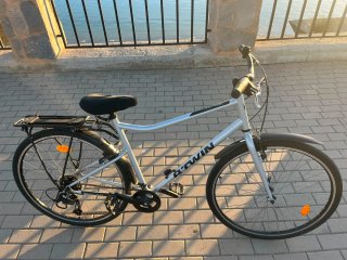 Bicicleta urbana y carretera plateada