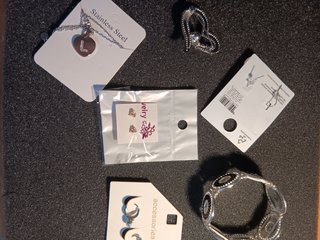 Set 6 gioielli nuovi ed omaggio collana