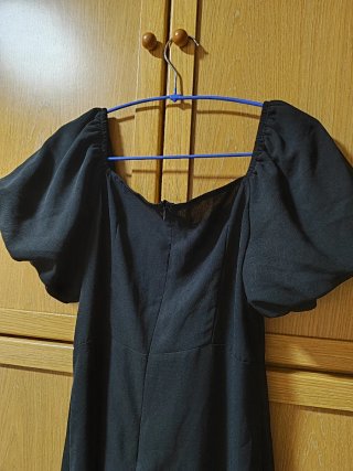 Vestido negro largo con escote cuadrado