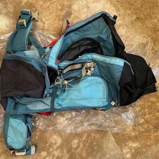 Mochila de viaje aventurera azul y negra