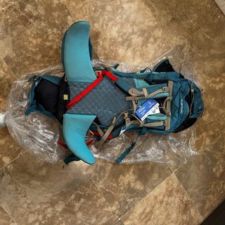 Mochila de viaje aventurera azul y negra