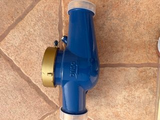 Contador de agua industrial azul