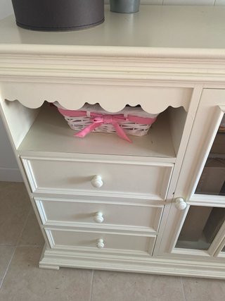 Mueble de madera blanco roto con vitrina