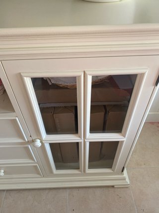 Mueble de madera blanco roto con vitrina