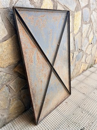 Puerta de hierro reforzada.