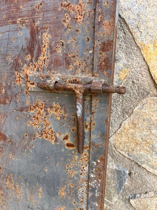 Puerta de hierro reforzada.