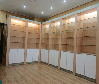 Muebles de madera y cristal