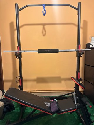 Rack musculación 100€ y banco de pesas 40€.