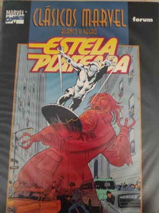 Clásicos Marvel blanco y negro. Estela plateada