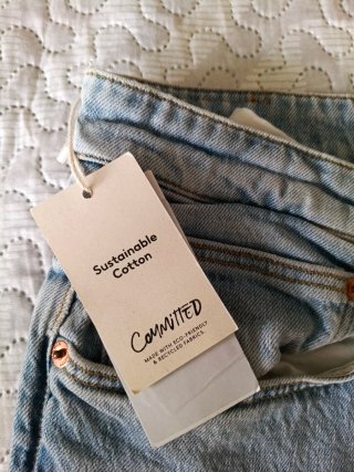 Pantalón vaquero corte recto.