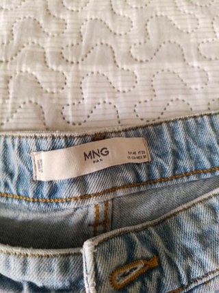 Pantalón vaquero corte recto.