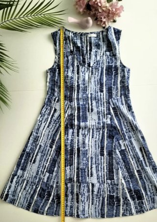 Vestido de verano azul y blanco