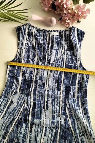 Vestido de verano azul y blanco