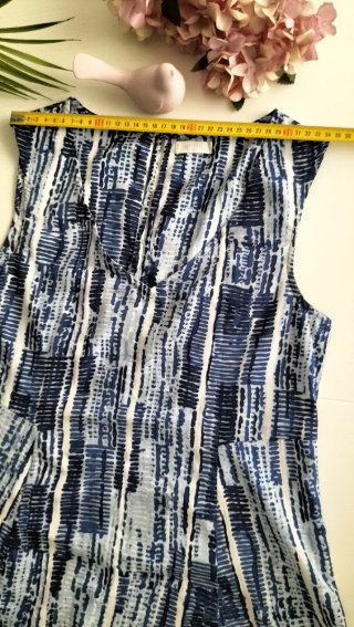 Vestido de verano azul y blanco