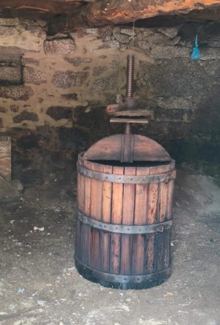 Prensa de vino antigua de madera