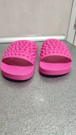 Chanclas rosas con tachuelas/pinchos