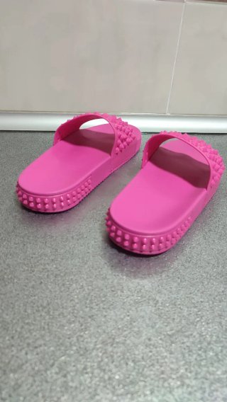 Chanclas rosas con tachuelas/pinchos