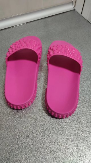 Chanclas rosas con tachuelas/pinchos