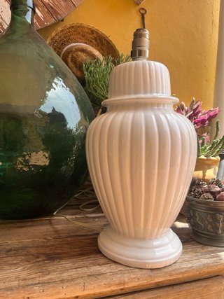 Lámpara cerámica blanca de mesa